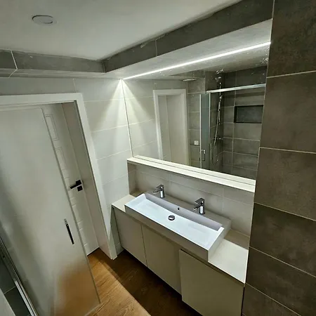 Maxmilian**** S Parkovanim Zdarma Apartment
